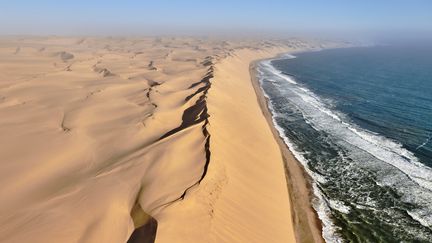 Vue aérienne de la rencontre du désert et de l'Océan atlantique, à Walvis Bay en Namibe, le 19 juin 2020. Le pays compte sur sa géographie et son climat pour produire de l'énergie solaire et de l'hydrogène. (ERIC LE GO / ONLY WORLD)