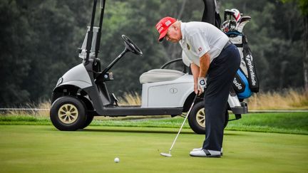 Donald Trump joue au golf, le 10 août 2023, à Bedminster, dans l'Etat du New Jersey (Etats-Unis). (KYLE MAZZA / NURPHOTO / AFP)