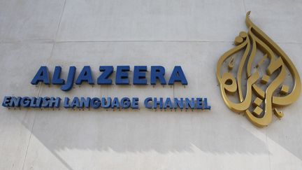 Le logo de la cha&icirc;ne qatarie Al Jazeera sur la fa&ccedil;ade du si&egrave;ge,&nbsp;&agrave; Doha&nbsp;(Qatar).&nbsp; (FADI AL-ASSAAD / REUTERS)