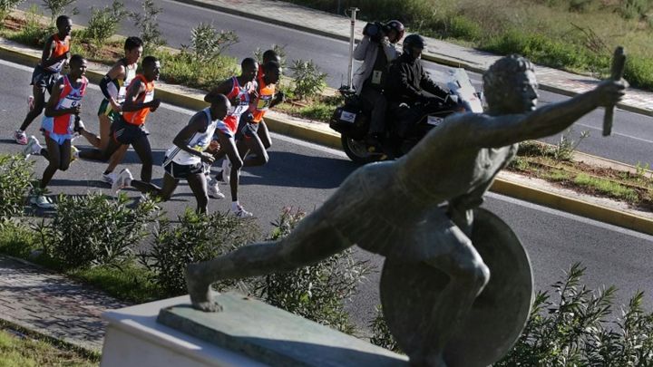 Statue de Phiddipidès sur le parcours du marathon d'Athènes (COURRIER PICARD)