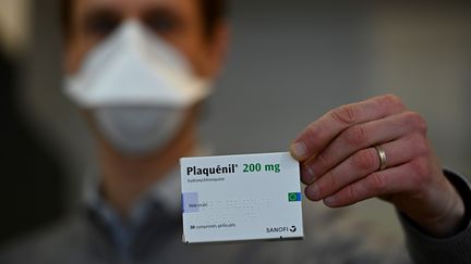 Une boîte de Plaquénil dans une pharmacie de Rennes (Ille-et-Vilaine), le 23 mars 2020. (DAMIEN MEYER / AFP)