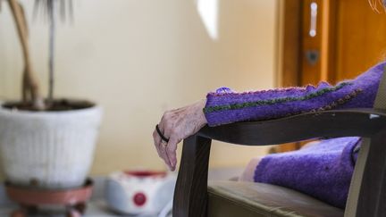 A resident in a nursing home in Saint-Mathurin-sur-Loire (Maine-et-Loire), July 4, 2024. (JEAN-MICHEL DELAGE / HANS LUCAS / AFP)