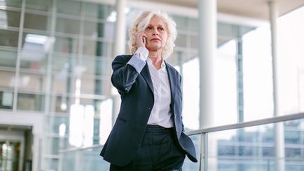 Pour rester en bonne sant&eacute;, des scientifiques recommandent de se tenir debout au moins deux heures par jour au travail, pendant un appel t&eacute;l&eacute;phonique par exemple. (SOFIE DELAUW / CULTURA CREATIVE / GETTY IMAGES)