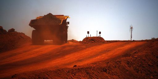 Un camion chargé de minerai circule sur le site d'une mine de fer à quelque 400 km de la ville de Port Hedland (côte ouest de l'Australie). (Reuters - David Gray)