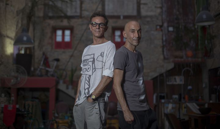 André Curti et Artur Luanda Ribeiro, les deux directeurs de la compagnie franco-brésilienne "Dos à Deux", à Rio de Janeiro, le 19 septembre 2019. (MAURO PIMENTEL / AFP)