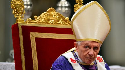 Le pape Beno&icirc;t XVI &agrave; la basilique Saint-Pierre au Vatican, le 13 f&eacute;vrier 2013. (GABRIEL BOUYS / AFP)