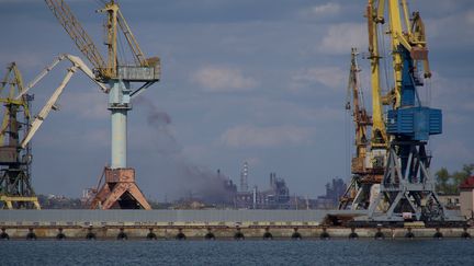 De la fumée s'élève au-dessus de l'aciérie bombardée d'Azovstal à Marioupol en Ukraine, le 29 avril 2022. (ANDREY BORODULIN / AFP)