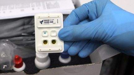 Un test de détection rapide de la toxine produite par une bactérie, le Clostridium. (AFP PHOTO/PHILIPPE MERLE)