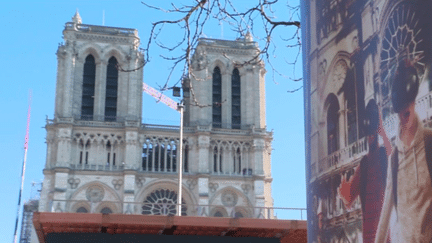 La cathédrale Notre-Dame, au cœur de Paris, est encore en travaux, mais il est possible de la visiter d’une autre manière. Sous le parvis, une exposition retrace les 800 ans d’histoire de la bâtisse avec l’aide de la réalité virtuelle. (France 3)