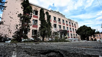 Un bâtiment de la ville de Soudja, contrôlée par l'Ukraine, dans la région de Koursk en Russie, le 16 août 2024. (YAN DOBRONOSOV / AFP)