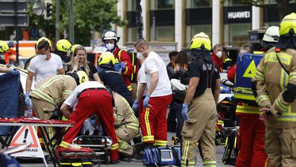 Les secours interviennent dans une rue commerçante de Berlin, en Allemagne, après qu'une voiture a percuté des passants, le 8 juin 2022.&nbsp; (ODD ANDERSEN / AFP)