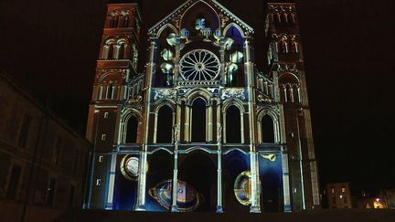 La basilique Saint-Remi de Reims métamorphosée par le jeu de lumière du spectacle multimédia "Regalia" (France 3 Grand Est)