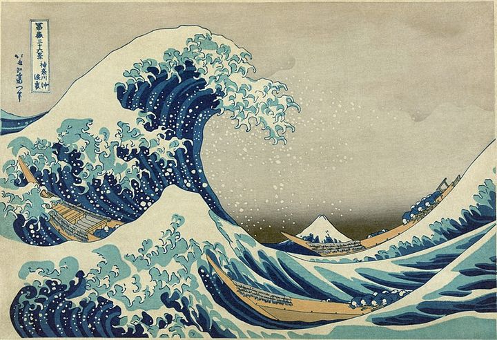 Katsushika Hokusai - "Kanagawa-oki nami-ura. Sous la vague au large de Kanagawa" / Une estampe de la suite : Fugaku sanjūrokkei. Les Trente-Six Vues du Mont Fuji / Signature de l’artiste : Hokusai aratame Iitsu hitsu / Estampe nishiki-e, ōban, 24,1 x 36,2 cm / Ancienne collection Claude Monet (© Giverny, Fondation Claude Monet)