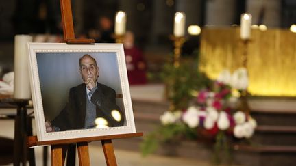 Le portrait du père Hamel est exposé dans la cathédrale de Rouen (Seine-Maritime), le 2 août 2016, lors des obsèques du prêtre tué par deux jihadistes.&nbsp; (CHARLY TRIBALLEAU / AFP)