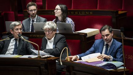 De gauche à droite : Charles de Courson, rapporteur général du budget, Eric Coquerel, président de la commission des finances, et Laurent Saint-Martin, ministre du Budget, à l'Assemblée nationale, le 7 novembre 2024. (XOSE BOUZAS / HANS LUCAS / AFP)