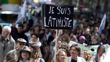 Des professeurs d&eacute;filent &agrave; Paris, le 19 mai 2015, pour protester contre la r&eacute;forme du coll&egrave;ge d&eacute;fendue par Najat Vallaud-Belkacem.&nbsp; (KENZO TRIBOUILLARD / AFP)