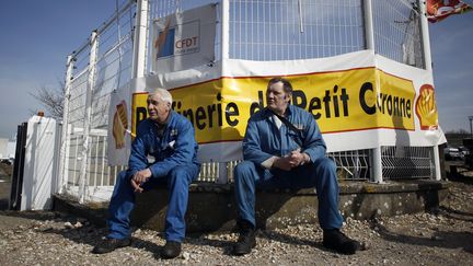 Des salari&eacute;s de la raffinerie Petroplus de Petit-Couronne (Seine-Maritime), le 5 mars 2013. (CHARLY TRIBALLEAU / AFP)