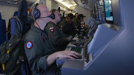 Photo diffus&eacute;e par l'US Navy montrant des membres de l'&eacute;quipage du&nbsp;P-8 Poseidon en poste dans l'avion, le 16 mars 2014. (US NAVY / AFP)