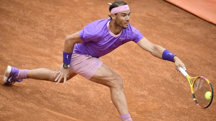 Rafael Nadal lors de la finale du Masters 1000 de Rome face à Novak Djokovic, dimanche 16 mai 2021. (FILIPPO MONTEFORTE / AFP)