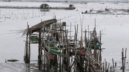 Les autorit&eacute;s ont suspendu le trafic des ferries. Et les p&ecirc;cheurs ont re&ccedil;u l'ordre de s&eacute;curiser leurs embarcations. (ERIK DE CASTRO / REUTERS)