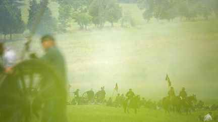 Des acteurs rejouent la charge de Pickett lors d'une reconstitution de la bataille de Gettysburg (Pennsylvanie, Etats-Unis), le 30 juin 2013. (MARK MAKELA / REUTERS)