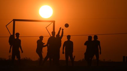 Un match de foot sous la chaleur à Nasiriyah en Irak. Photo d'illustration. (ASAAD NIAZI / AFP)