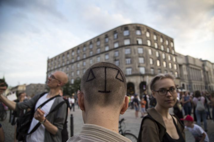 Une femme a peint sur son crâne la balance de la justice pour protester contre la réforme du système judiciaire polonais, le 25 juillet 2017 à Varsovie. (MACIEJ LUCZNIEWSKI / NURPHOTO)