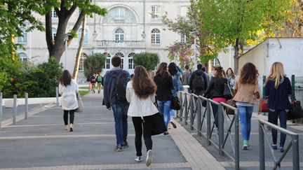 Des lyc&eacute;ens du lyc&eacute;e F&eacute;nelon-Notre Dame de La Rochelle (Charente-Maritime), le 14 avril 2014. (XAVIER LEOTY / AFP)