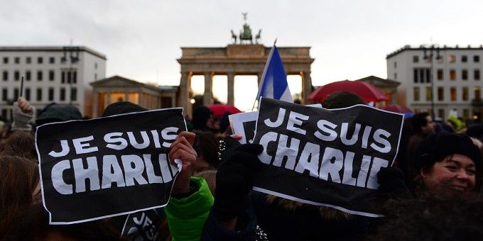 Rassemblement devant le Brandebourg Porte près de l'ambassade française à Berlin le 11 Janvier 2015
 (JOHN MACDOUGALL / AFP)