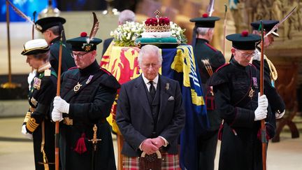 Les enfants de la reine Elizabeth II veillent son corps le 12 septembre dans la cathédrale d'Edimbourg (Ecosse). (JANE BARLOW / AFP)