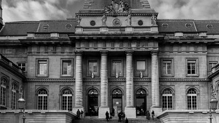 La façade du Palais de Justice de Paris. (DAVID FRITZ-GOEPPINGER POUR FRANCEINFO)