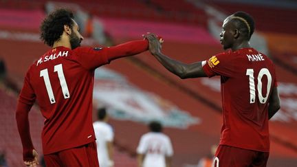 Mohamed Salah et Sadio Mané célèbrent le quatrième but de leur équipe, lors du match contre Crystal Palace, le 24 juin 2020 à Liverpool.
 (PHIL NOBLE / POOL)