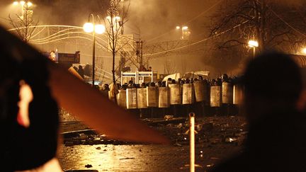 Les policiers ont avanc&eacute; et pris position autour du monument qui se trouve au milieu du Ma&iuml;dan, apr&egrave;s une pluie de grenades lacrymog&egrave;nes et assourdissantes.&nbsp;Les tentes situ&eacute;es autour du monument ont pris feu les unes apr&egrave;s les autres. Les manifestants ripostaient en jetant des pav&eacute;s. (DAVID MDZINARISHVILI / REUTERS)