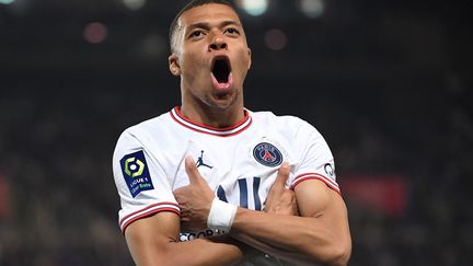 La joie de Kylian Mbappé, ici buteur contre Strasbourg à la Meinau, le 22 avril 2022.&nbsp; (PATRICK HERTZOG / AFP)