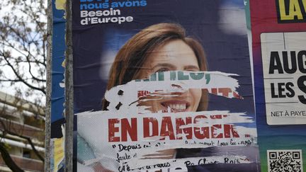 Une affiche déchirée de Valérie Hayer, tête de liste Renaissance pour les élections européennes, le 5 avril 2024 à Toulon (Var). (MAGALI COHEN / HANS LUCAS / AFP)