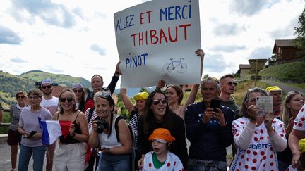 Les spectateurs au bord de la route dans le col du Petit Ballon venus soutenir Thibaut Pinot sur la 21e étape du Tour de France, le 22 juillet 2023. (THOMAS SAMSON / AFP)