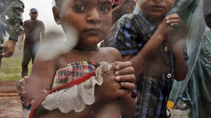 De jeunes rescap&eacute;s du cyclone Phailin sont emmen&eacute;s dans un camps pr&egrave;s de&nbsp;Berhampur (Inde), le 12 octobre 2013. (BIKAS DAS / AP / SIPA)