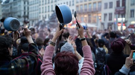 Des personnes protestent à l'aide de casseroles contre la réforme des retraites, le 24 avril 2023, à Lyon. (NICOLAS LIPONNE / HANS LUCAS / AFP)