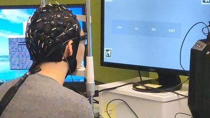 Research tests on reading and formulation technology.  Hope for people who have lost the use of speech.  The words are guessed by artificial intelligence which is connected to the sensors.  The device deciphers words, not thoughts.  (UTS)