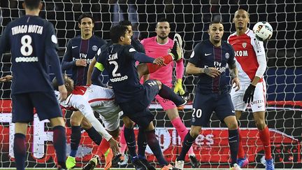 Les "onze" monégasques et parisiens devraient être assez remodelés pour la finale de la Coupe de la Ligue au Parc OL ce samedi.  (FRANCK FIFE / AFP)