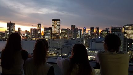 La vue depuis la chambre d'hôtel de Cécilia Berder et ses coéquipères dans le village olympique de Tokyo (Japon), le 20 juillet 2021. (CECILIA BERDER / RADIO FRANCE)