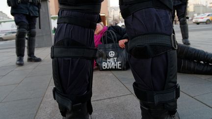 Une manifestante opposée à la guerre en Ukraine est arrêtée à Moscou en Russie le 28 février 2022. (DANIIL DANCHENKO / NURPHOTO)