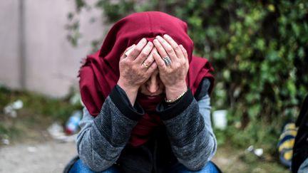 Une femme en deuil attend pr&egrave;s de la morgue apr&egrave;s l'attentat qui a fait une centaine de morts dans une manifestation de l'opposition kurde samedi 10 octobre &agrave; Ankara. (OZAN KOSE / AFP)