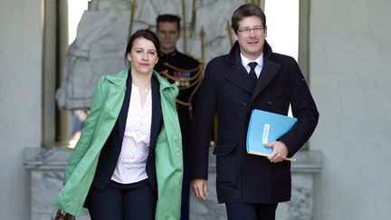 La ministre du Logement, C&eacute;cile Duflot, et le secr&eacute;taire d'Etat au D&eacute;veloppement, Pascal Canfin, quittent l'Elys&eacute;e, le 26 mars 2014. (ALAIN JOCARD / AFP)