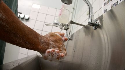 Le lavage des mains est particulièrement recommandé pour lutter contre le Candida auris dans les hôpitaux (illustration).&nbsp; (PIERRE HECKLER / MAXPPP)