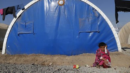 Une enfants irakienne qui a fui les combats dans la région de Mossoul, en Irak, dans un camp de réfugiés, en novembre 2016.&nbsp; (THOMAS COEX / AFP)