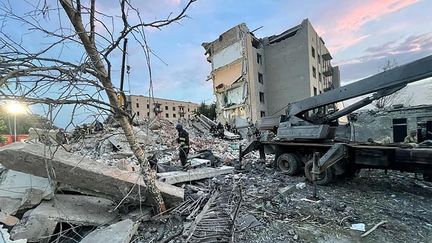 Des sauveteurs sur les ruines d'un immeuble frappé par un missile russe à Tchassiv Iar, dans l'est de l'Ukraine, dimanche 10 juillet 2022. (UKRAINE EMERGENCY MINISTRY PRESS / AFP)