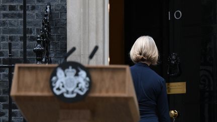 La Première ministre britannique Liz Truss au 10 Downing Street, à Londres, après avoir annoncé sa demission, le 20 octobre 2022. (DANIEL LEAL / AFP)