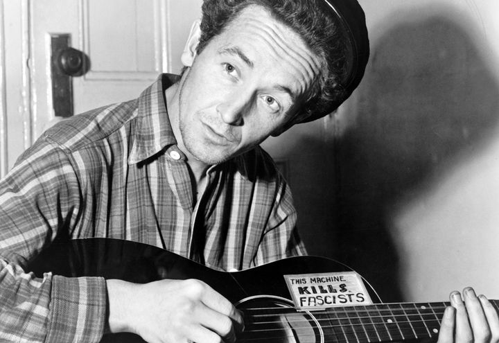 La chanteur folk&nbsp;Woody Guthrie pose avec sa guitare en 1943. (DONALDSON COLLECTION / MICHAEL OCHS ARCHIVES)