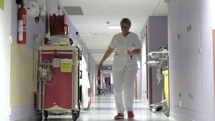 Valérie Rogier dans le service de soins intensifs en cardiologie de l'hôpital de Martigues (Bouches-du-Rhône), le 20 mai 2019.&nbsp; (LOUISE HEMMERLE / FRANCE INFO)